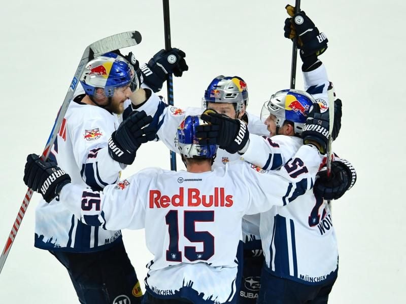 Münchens Mannschaft jubelt über das Tor zum 2:4 gegen Adler Mannheim. Foto: Uwe Anspach