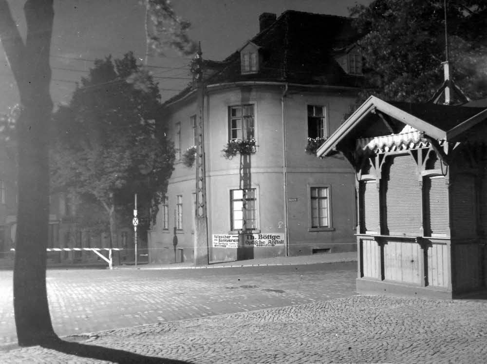 Eine „Gastrich-Bude” des Bernburger Limonaden-Herstellers Joseph Gastrich stand an der Friedensallee/Ecke Kugelweg in Bernburg.