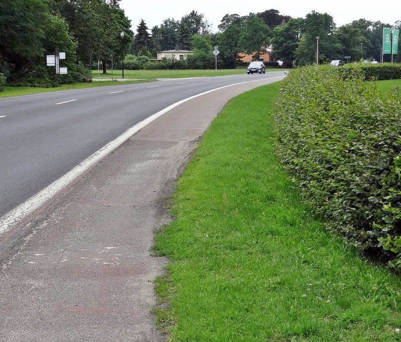 Der Bereich vor der Orangerie in Oranienbaum ist der Streitpunkt, wenn es darum geht, dass sich auf dem Radweg an der Bundesstraße 107 generell Radfahrer im Gegenverkehr begegnen dürfen.