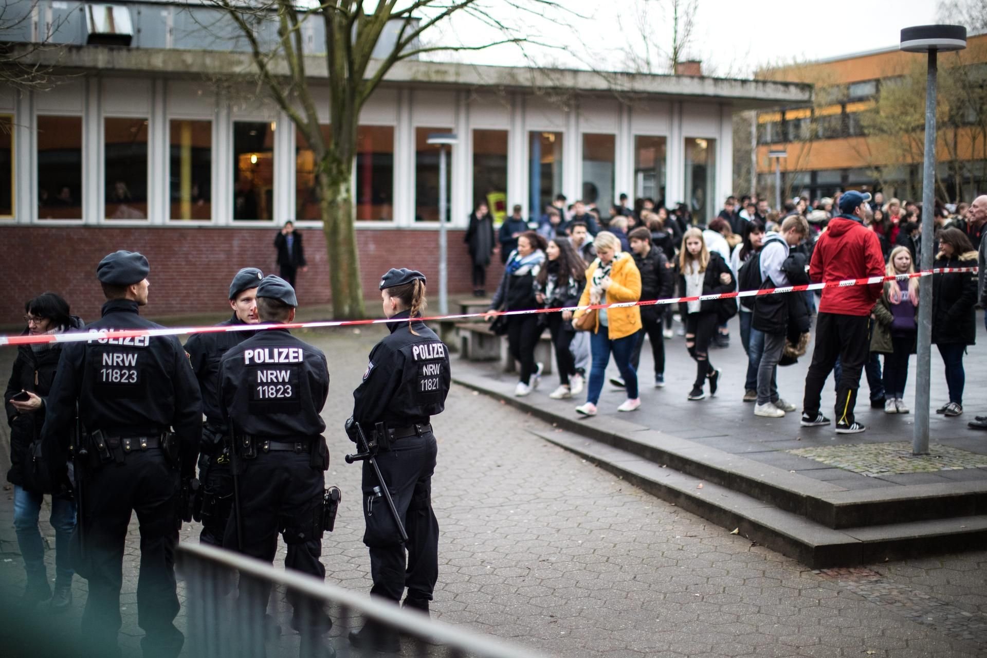 Polizisten und Schüler stehen in Lünen (NRW) auf dem Schulhof der Käthe Kollwitz Gesamtschule.