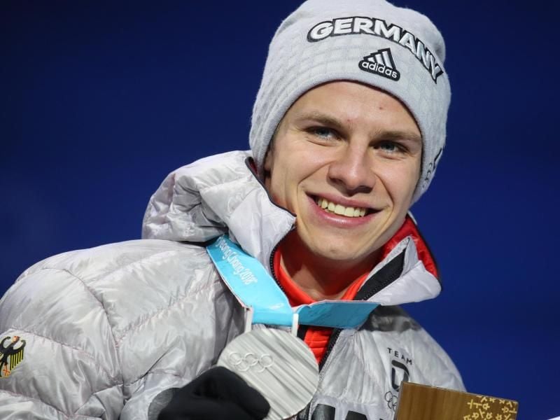 Tauscht die Skier vorerst gegen das Surfbrett aus: Olympiasieger Andreas Wellinger. Foto: Michael Kappeler