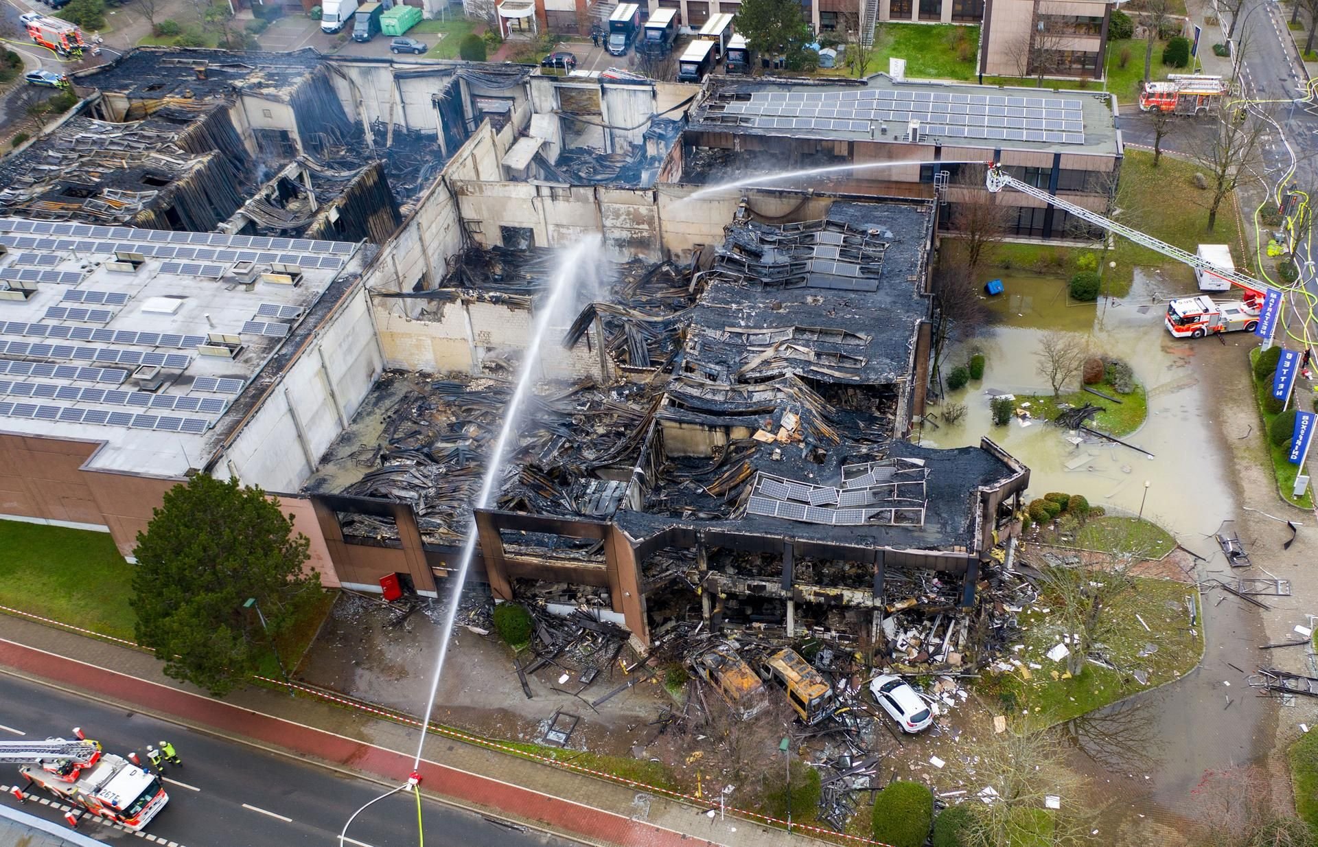 Eine ausgebrannte Lagerhalle. Noch ist unklar, was zu den Detonationen führte.