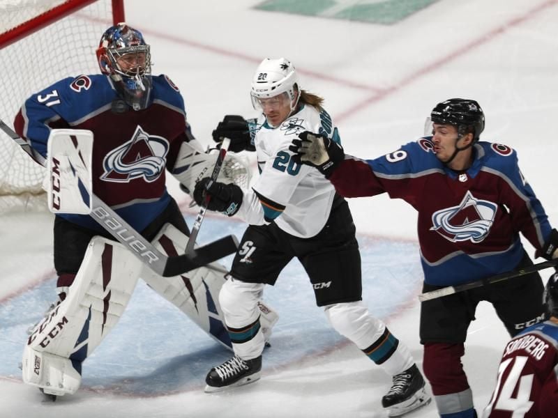 Hielt seinen Kasten gegen die San Jose Sharks sauber: Colorado-Goalie Philipp Grubauer (l). Foto: David Zalubowski/AP