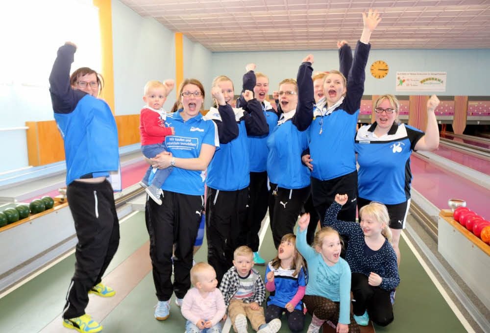 Riesenjubel bei den VfB-Keglerinnen und ihren Kindern. Der Staffelsieg ist perfekt.