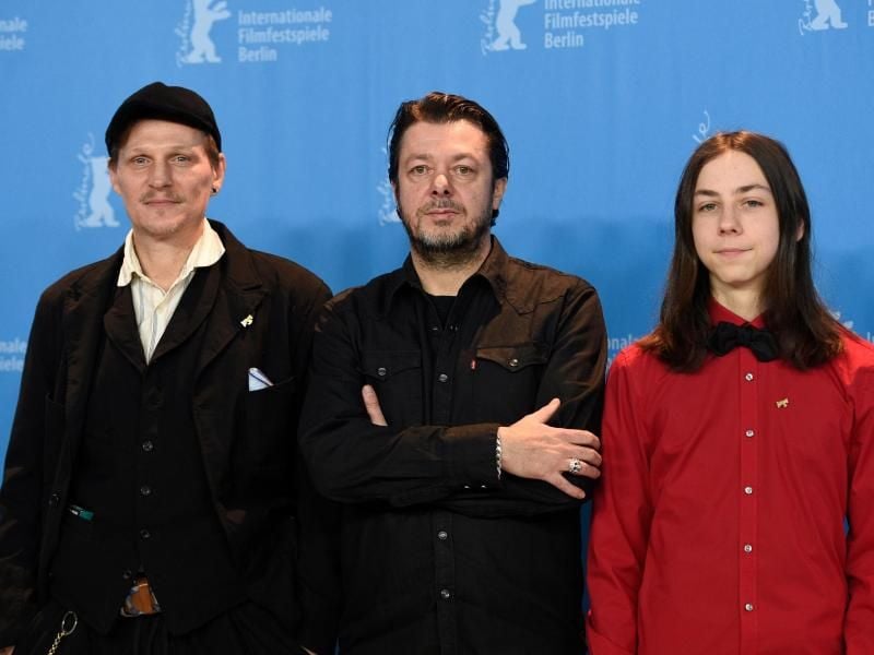 Tristan Göbel (r-l), Regisseur Thomas Arslan und Georg Friedrich stellten „Helle Nächte” in Berelin vor. Foto: Rainer Jensen