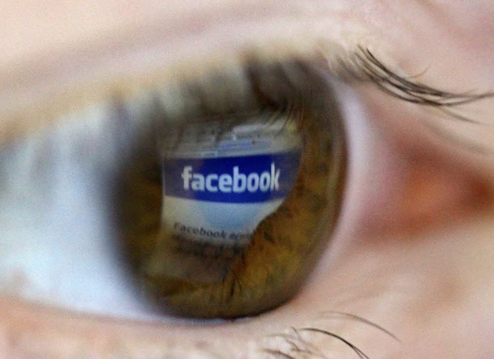 Ein paar Nachrichten auf Facebook haben zwei eifersüchtige Männer veranlasst, einen vermeintlichen Nebenbuhler zu verprügeln.