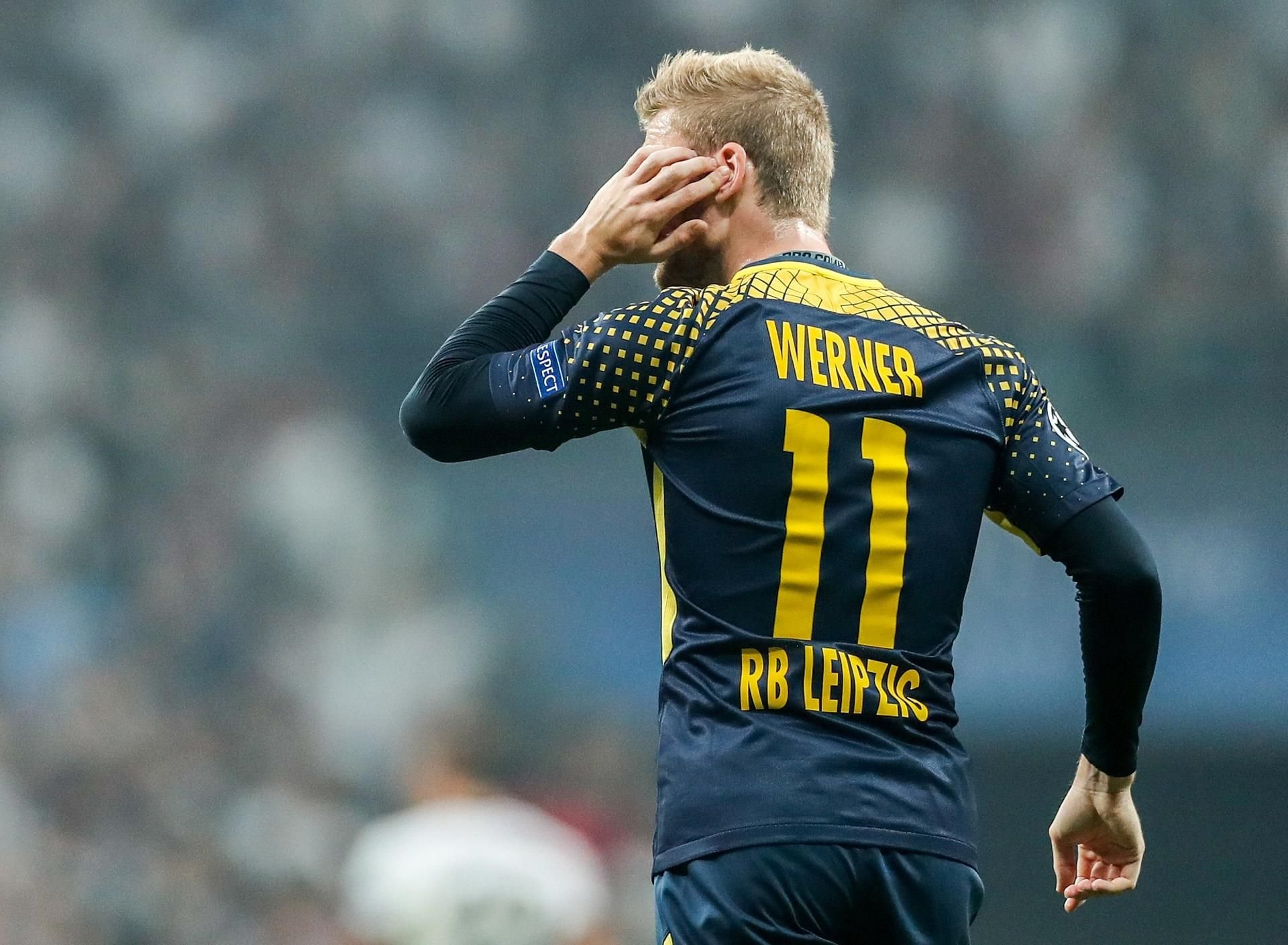 Leipzigs Spieler Timo Werner greift sich beim Spiel in Istanbul ans Ohr.
