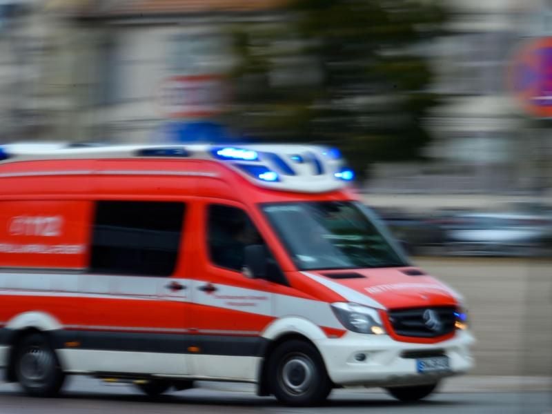 Ein Rettungsfahrzeug fährt mit Blaulicht über eine Straße. Foto: Jens Büttner/zb/dpa/Archivbild