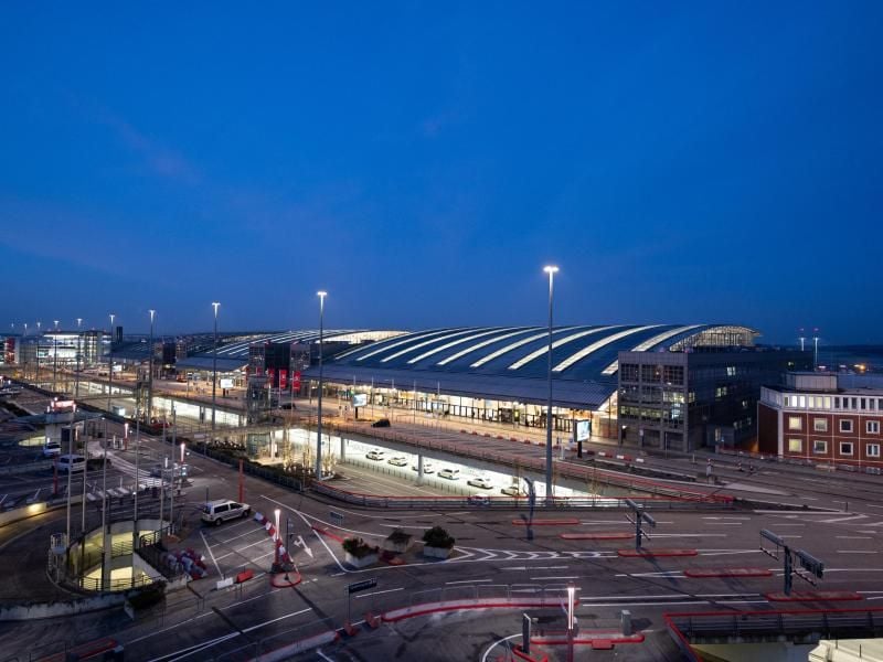 Vor dem Flughafen Hamburg ist kurz vor Sonnenaufgang wenig Verkehr. Foto: Daniel Reinhardt/dpa/Archiv