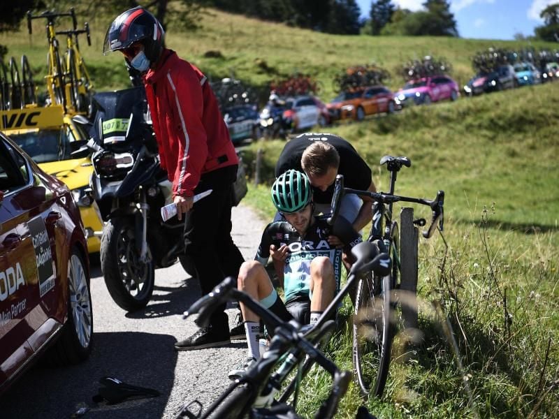 Musste bei der Dauphiné-Rundfahrt nach einem Sturz aussteigen: Emanuel Buchmann (M) vom Team von Bora-hansgrohe. Foto: Anne-Christine Poujoulat/AFP/dpa