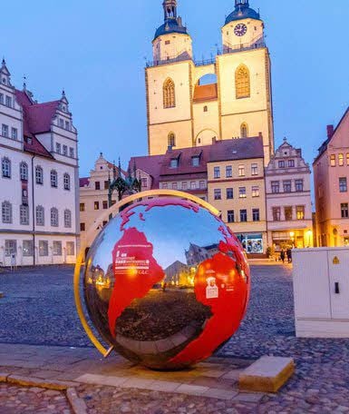 Auch ein Erbe des Jubiläumsjahres - die Weltkugel auf dem Marktplatz