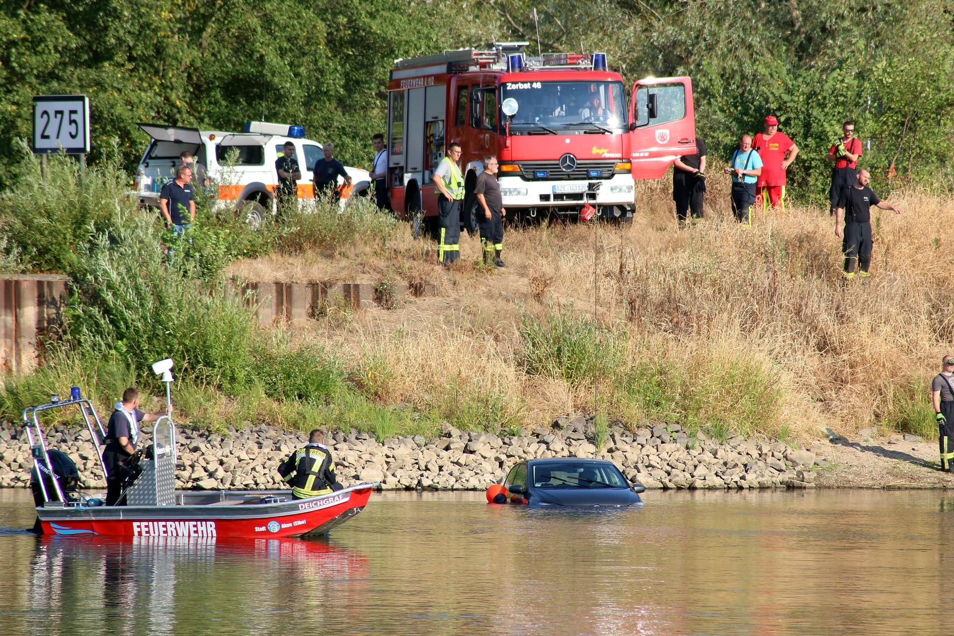 Die Feuerwehr musste dabei helfen das Fahrzeug aus der Elbe zu bergen.