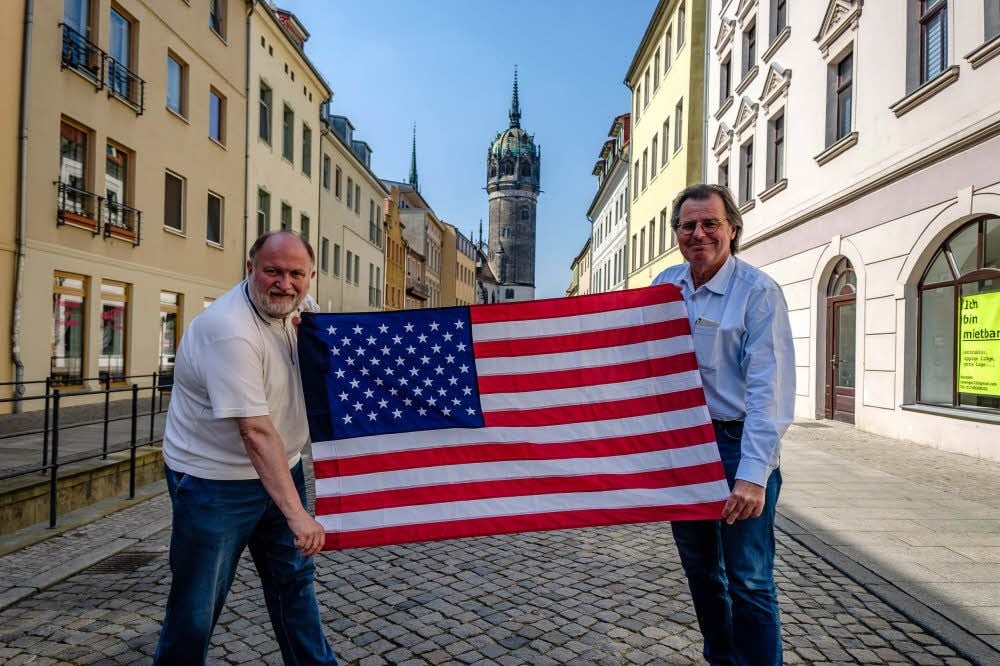 Mario Dittrich (re.) ist USA-Fan. Zusammen mit Reinhard Pester war er in den Staaten auf Achse, um über die Wittenberger Stolpersteine zu berichten.