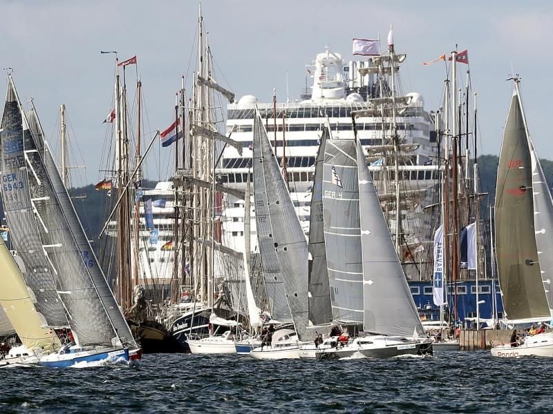 Rennyachten auf der Förde in Kiel. Foto: Ralf August