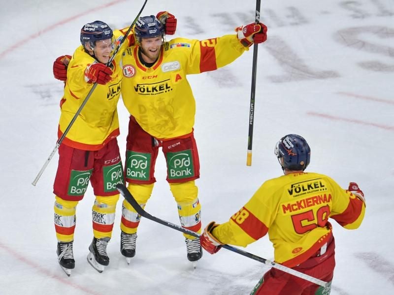 Die DEG-Spieler dürfen sich weiter über die DEL-Tabellenführung freuen. Foto: Uwe Anspach