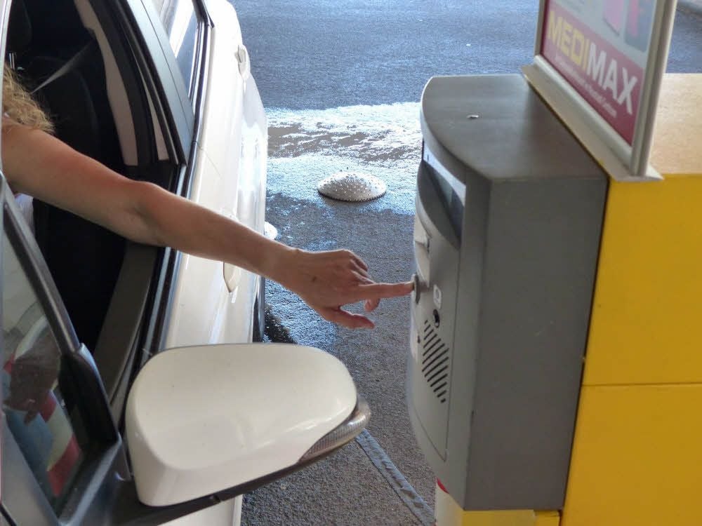 Für einige Kunden war das Ziehen des Parktickets im Parkhaus des Neustadt Centrums in den letzten Tagen mit einem Stromschlag verbunden. Beim MZ-Test am Freitag blieb das jedoch aus.