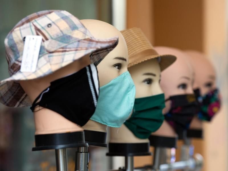 Deko-Puppen mit Hut und verschiedenem Mund-Nasenschutz. Foto: Soeren Stache/dpa-Zentralbild/ZB/Symbolbild