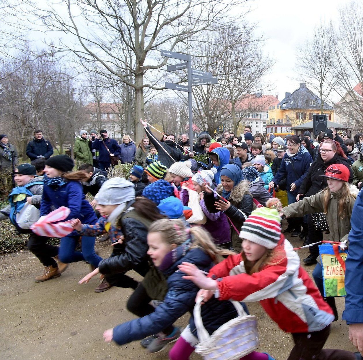 Am Sonntagnachmittag wird wieder Trubel im Zeitzer Schloßpark herrschen. Pünktlich 15 Uhr wird im Rossnerpark zur Eiersuche freigegeben.