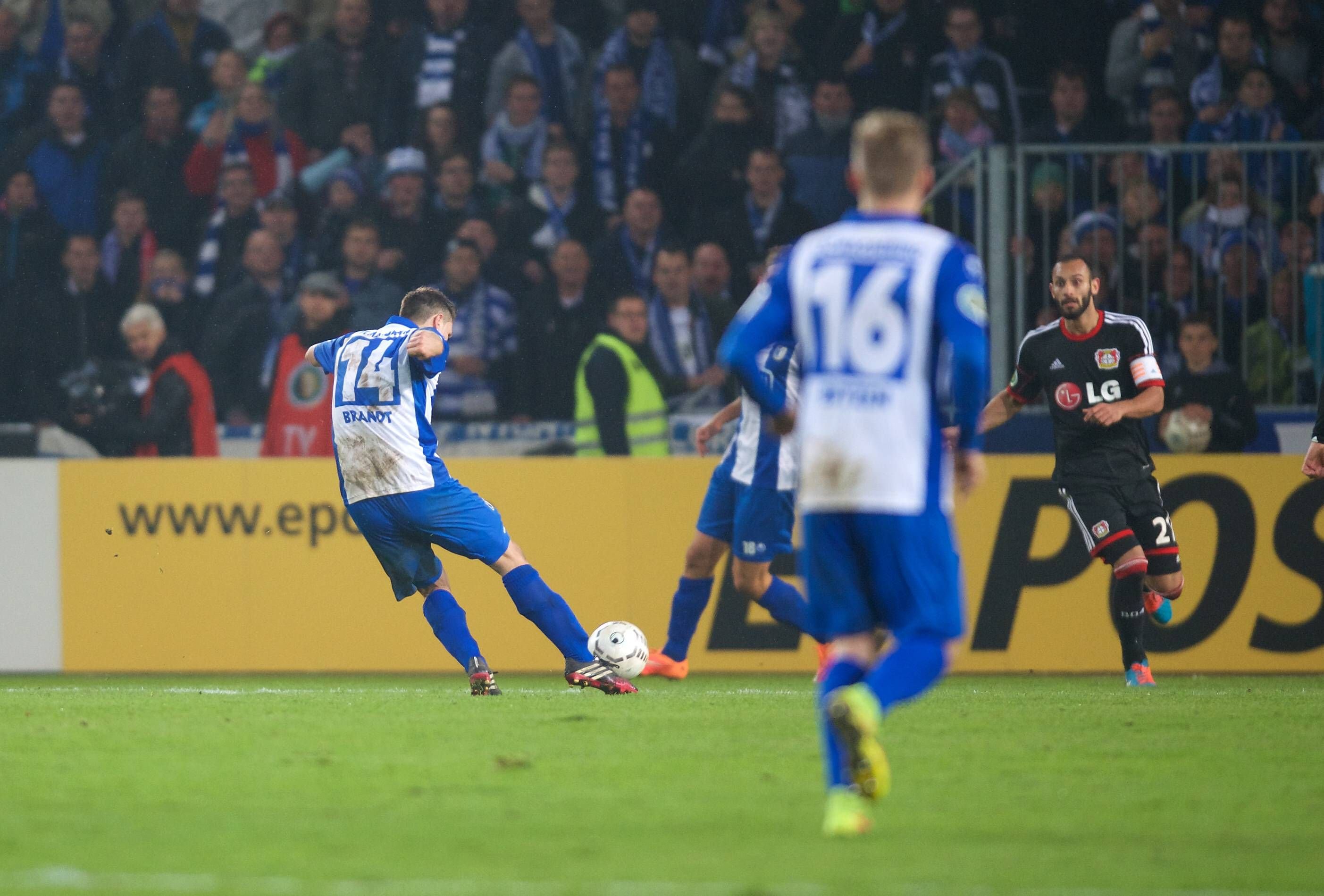 Legendär: Niklas Brandt zieht ab und trifft zum 2:1 gegen Bayer 04 Leverkusen.