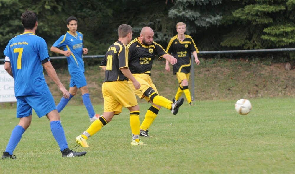 Eventuell kann Mertendorf/Molau - hier Sebastian Schöbel beim Schuss im Spiel gegen Bad Bibra/Saubach - am Sonnabend in Herrengosserstedt schon die Meisterschaft der Kreisliga, Staffel 1, feiern.