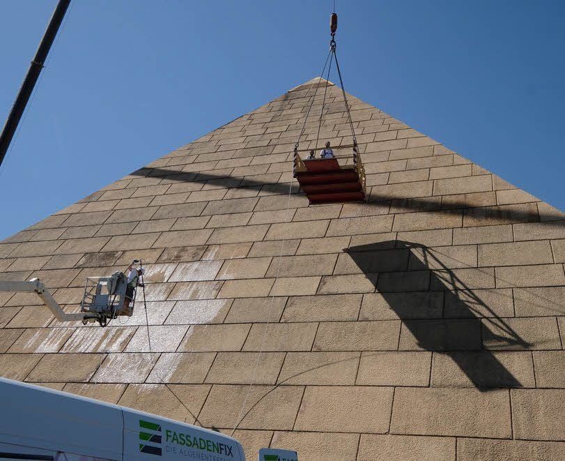 Mit Hilfe eines Krans geht es bis in eine Höhe von 32 Metern hinauf. Die Pyramide ist das Aushängeschild des Freizeitparks Belantis.