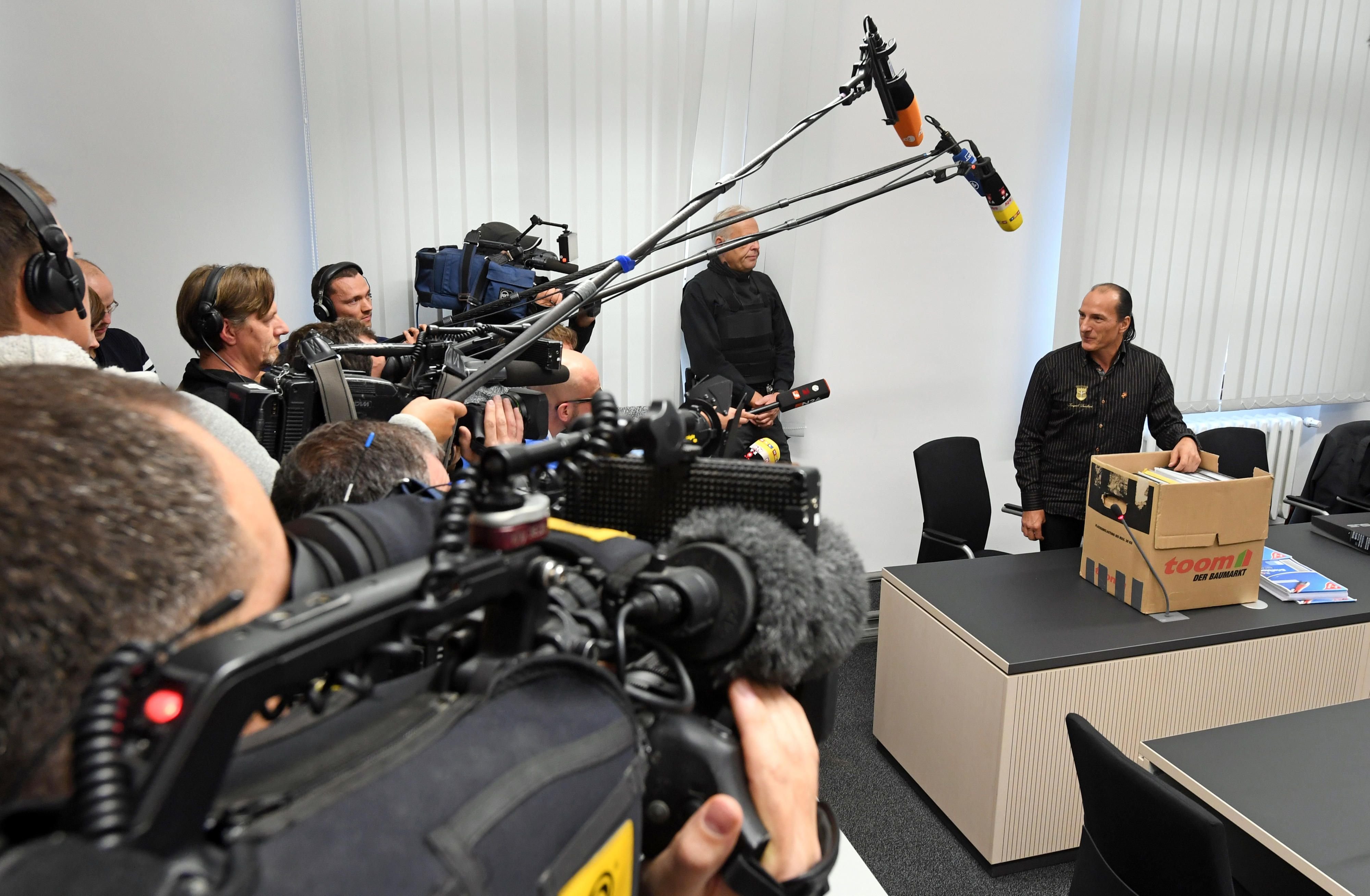 Den Medienvertretern sagt Peter Fitzek, dass er sich selbst nicht zu den Reichsbürgern zählt.