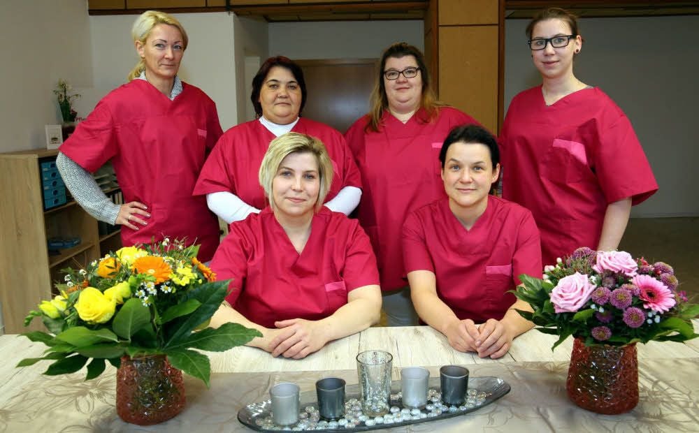 Mandy Contes (vorne links) und Mandy Sappa (vorne rechts) haben sich mit ihrem Pflegedienst „Lebenswert“ selbstständig gemacht. Unterstützt werden sie dabei von Kathleen Apel-Seidensticker, Sina Ignaczak, Melanie Schröder und Mareike Grockmann (hinten, v.l.n.r).