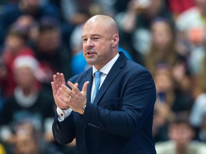 Hamburgs Trainer Mike Taylor in Aktion. Foto: Daniel Bockwoldt/dpa/Archivbild