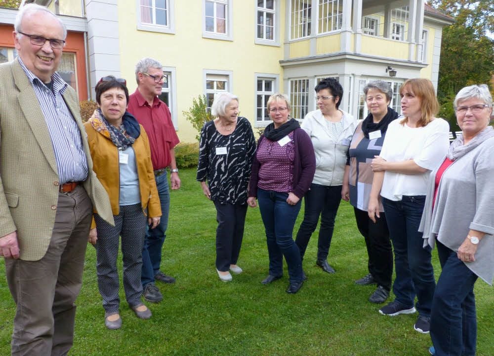 Der Vorsitzende des DMSG-Landesverbandes, Wilhelm Faßhauer, und die Verbands-Geschäftsführerin Irina Gerono (v.l.) mit Teilnehmern des offenen Herbstseminars.