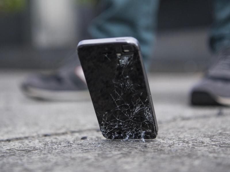 Einmal richtig auf Asphalt aufgeschlagen, kommt man nur selten um eine Smartphone-Reparatur herum. Foto: Christophe Gateau