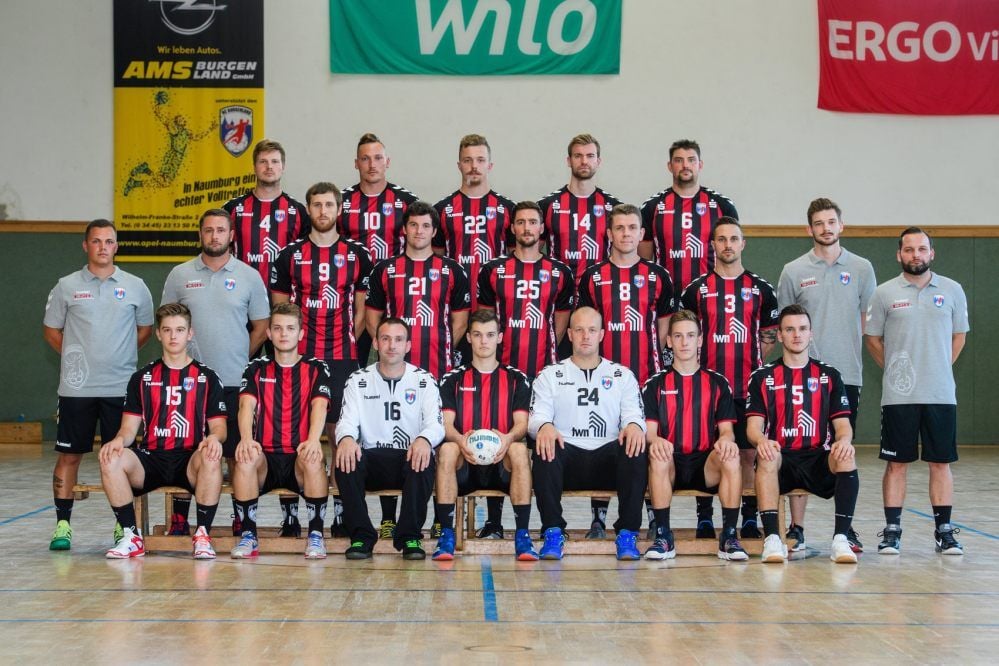 Mit diesem Kader war die erste Männermannschaft des HC Burgenland in die Saison 2019/20 der Mitteldeutschen Oberliga, die sie nun als Meister beendet hat, gestartet - hinten, v.l.: Kapitän Ants Benecke, Jan Schindler, Stephan Meyer, Florian Pfeiffer, Stephan Fichtner; Mitte, v.l.: Betreuer Eric Reitmeyer, Co-Trainer Marcel Kilz, David Heinig, Hannes Zerrenner, Tom Hanner, Jan Höhne, Kenny Dober, Teamarzt Kenny Haase, Trainer Steffen Baumgart; vorn, v.l.: Tobias Kaßler, Paul Zänker; Lars Janke, Jakob Aumann, Andreas Nositschka, Robert Voigt, Hendrik Taube. Es fehlen Max Weber und Torwart Max Neuhäuser.