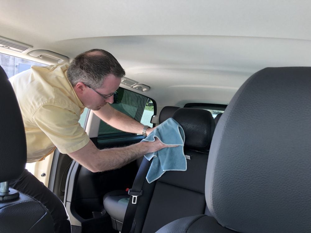 Martin Kluvetasch, Taxifahrer bei der Firma Bettermann, reinigt sein Fahrzeug.