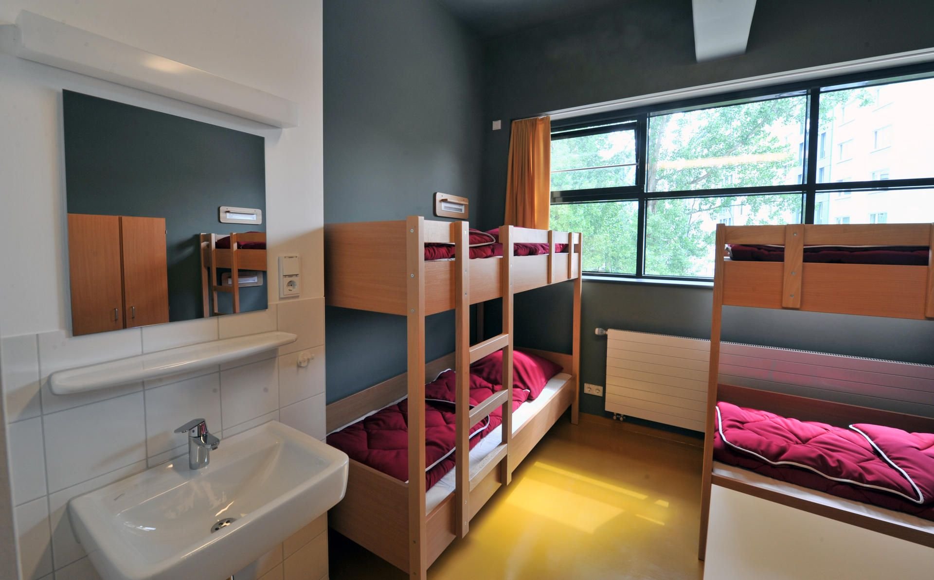Blick in ein Zimmer einer Jugendherberge. Statt ins teure Hotel buchen sich junge Menschen und Junggebliebene gerne in Jugendherbergen ein.