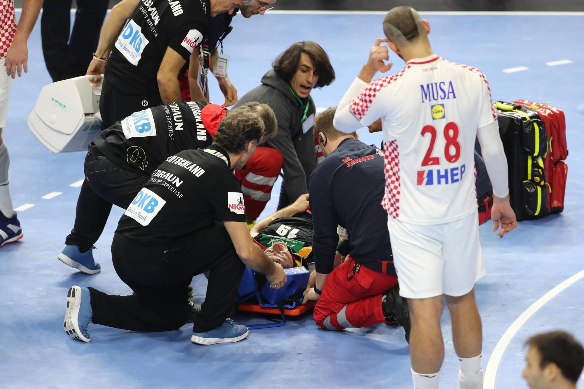 Schock für Deutschlands Handballer: Martin Strobel hat sich im Spiel gegen Kroatien schwer am Knie verletzt.