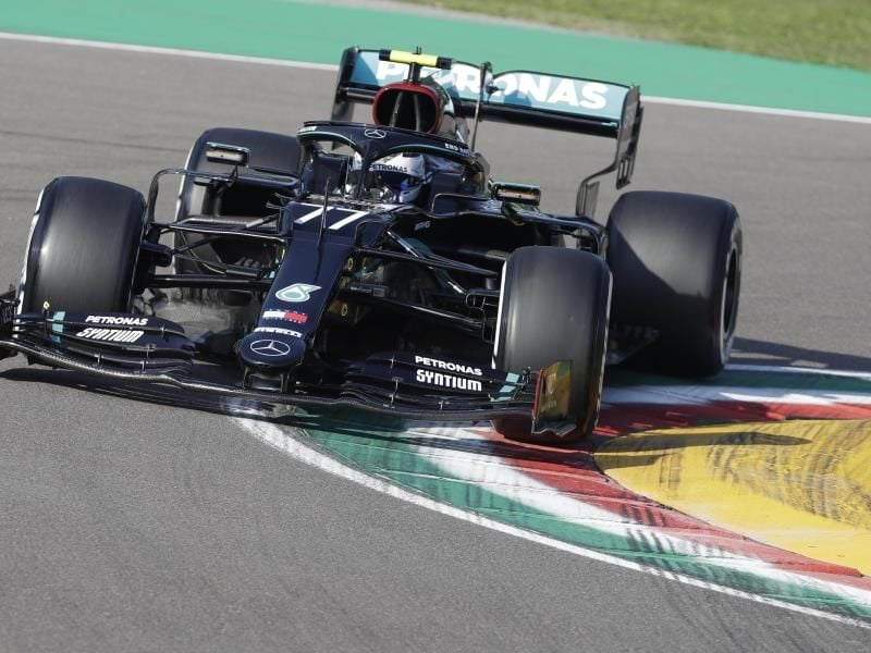 Der Finne Valtteri Bottas vom Team Mercedes AMG Petronas startet in Imola von der Pole-Position. Foto: Luca Bruno/AP Pool/dpa