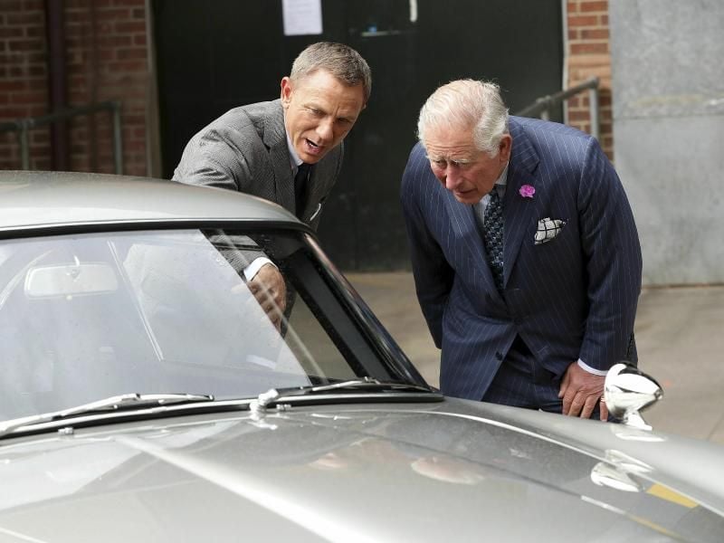 Daniel Craig (l) zeigt Prinz Charles (r) den Aston Martin DB5. Foto: Chris Jackson/PA