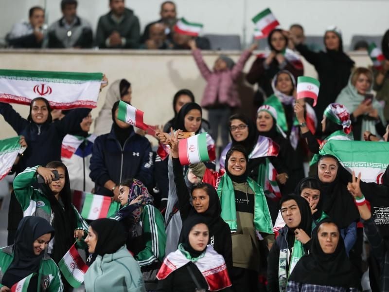 Iranische Frauen jubeln bei einem Fußballspiel auf der Tribüne. Foto: Saeid Zareian