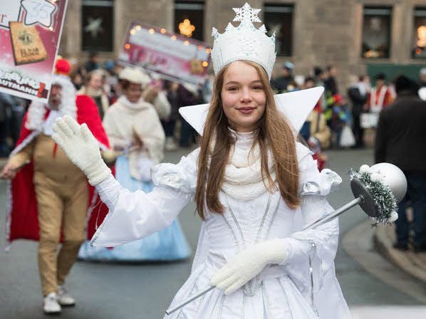 Kühle Schönheit: die Schneekönigin - dargestellt vom Kostümverleih Sichert, der aus Kranichfeld mit 50 Verwandten und Freunden in Bad Bibra dabei ist.