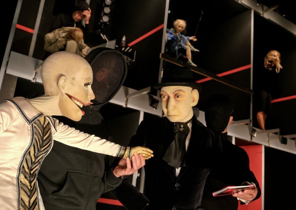 Ein Stück für Puppen vor Menschen hinter Masken - heißt es im Untertitel.