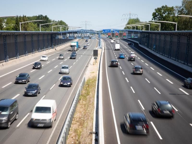 Fahrzeuge auf der A7 bei Hamburg-Schnelsen. Foto: Christian Charisius/dpa