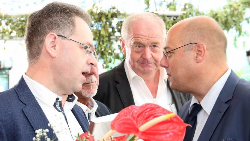 Seit 25 Jahren ist der Bernburger Michael Pätz (links) Tischlermeister. Dafür bekam er von Fred Reimer (rechts) den Silbernen Meisterbrief überreicht.