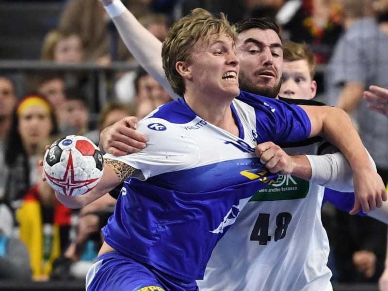 Der für den THW Kiel spielende Isländer Gisli Thorgeir Kristjansson (l) überzeugte bei der WM im Spiel gegen Deutschland. Foto: Federico Gambarini