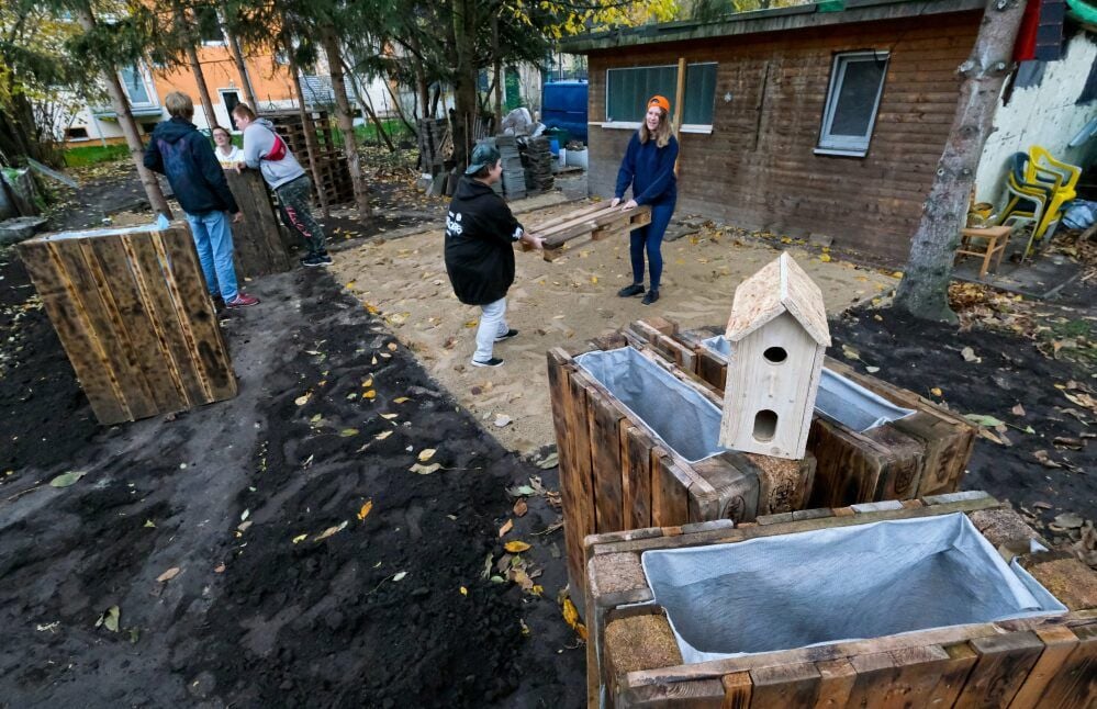 Ein Bauspielplatz entsteht am „Wajut“-Treff in Halle. Hier bauen Jugendliche eine Sitzecke zusammen.