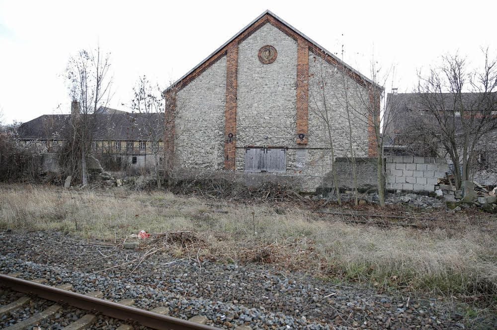 Das Sachs’sche Wirtschaftsgebäude mit Pferdekopf am Giebel.