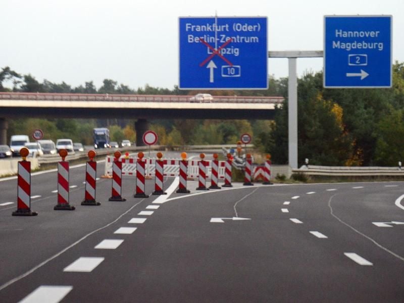 Schilder weisen auf die Sperrung der Autobahn. Foto: Maurizio Gambarini/Archiv