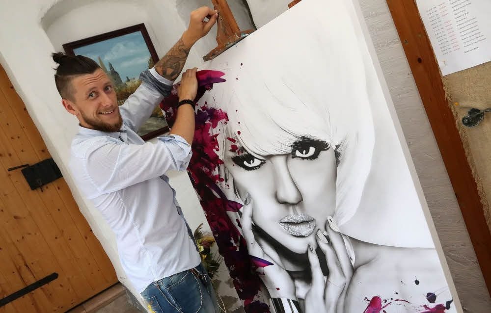 Hobbykünstler Chris Fiedler stellt derzeit im Kunstzuckerhut aus.