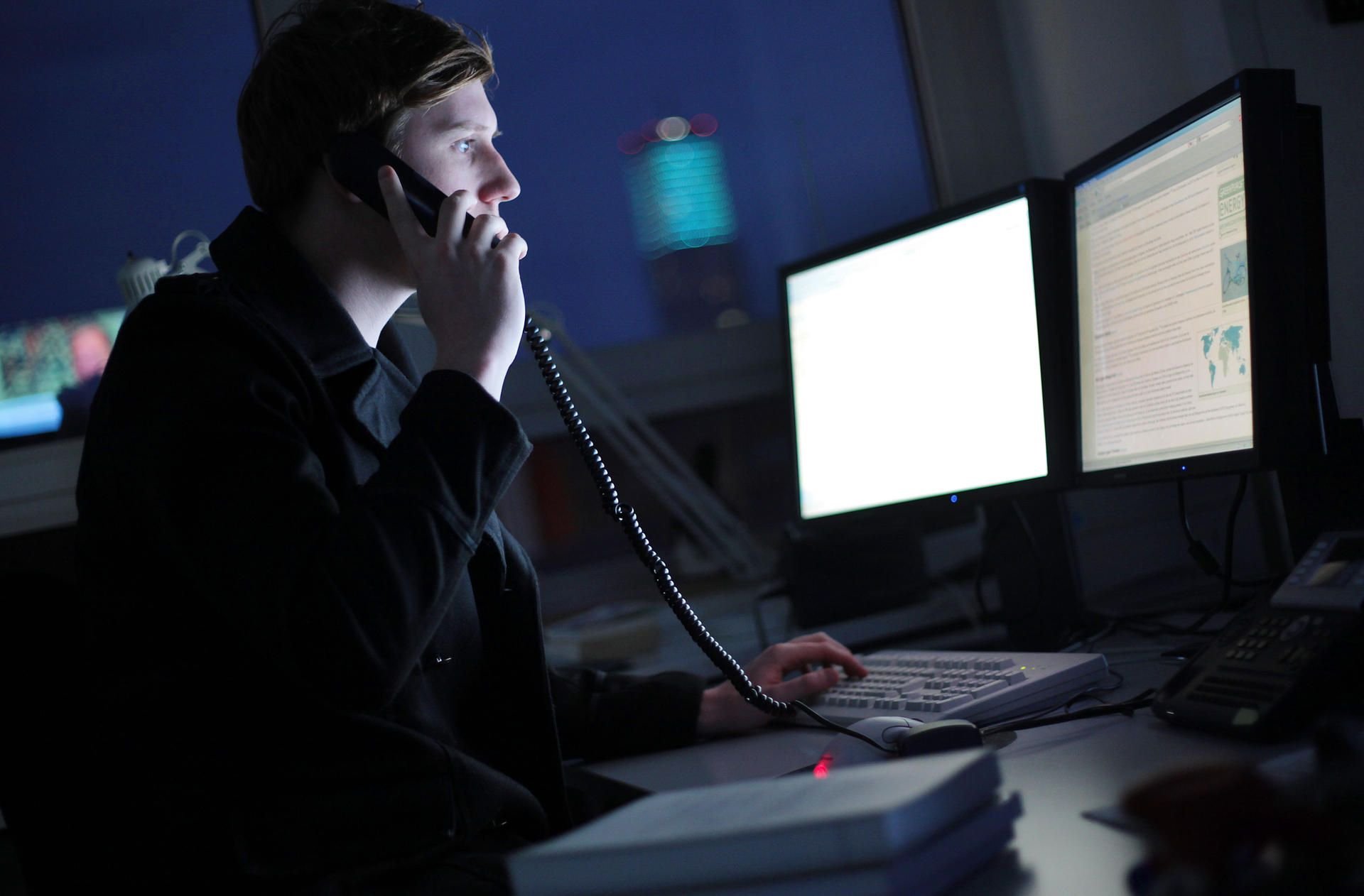 Ein Mann sitzt in einem Büro an seinem Computer-Arbeitsplatz.