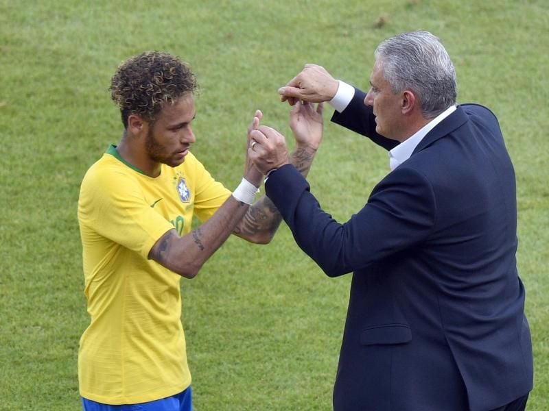 Neymar (l) beeindruckte beim Testspiel gegen Österreich Brasiliens Trainer „Tite” Leonardo Bachi. Foto: Hans Punz/APA