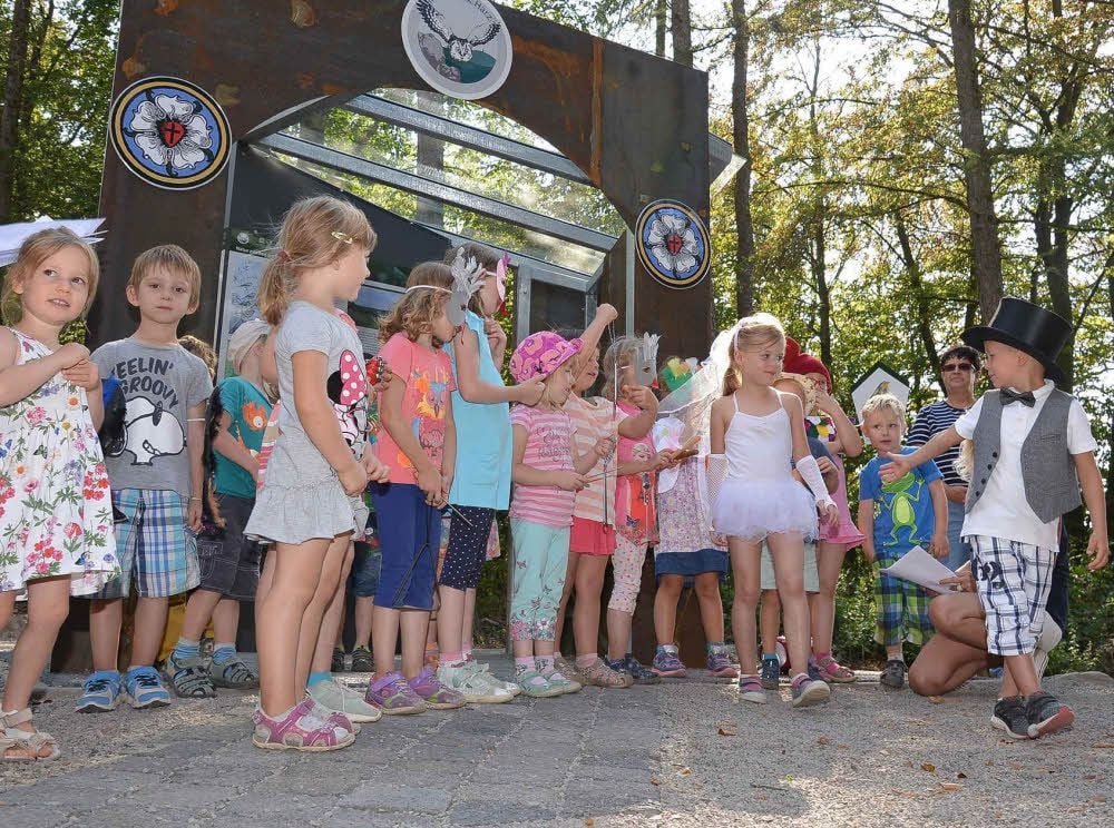 Mit der „Vogelhochzeit“ umrahmten die Mädchen und Jungen aus der Kita „Lustige Spatzen“ in Wippra die Einweihung der Naturerlebnisstation.