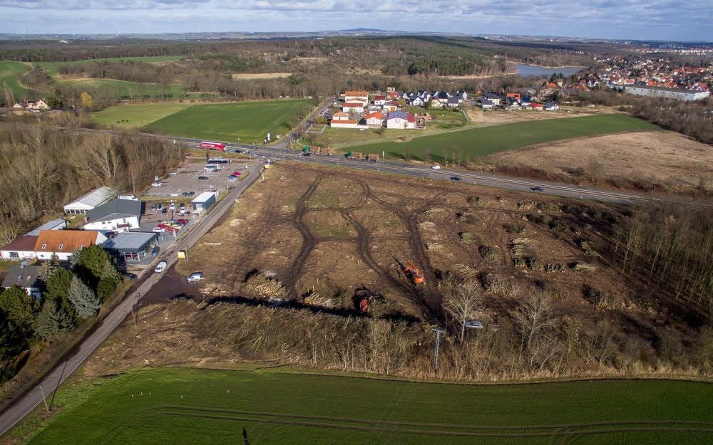 Nein, das war nicht Orkan „Friederike“. Die Bäume an der Friedhofskreuzung (B 80/Zscherben/Granau) mussten für die geplante Brücke weichen.